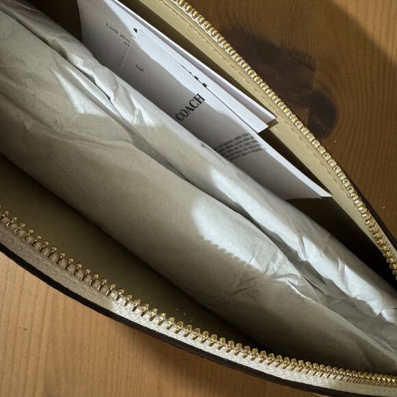 🍓Coach Pencil Case With Strawberry Print - Picture 7 of 10